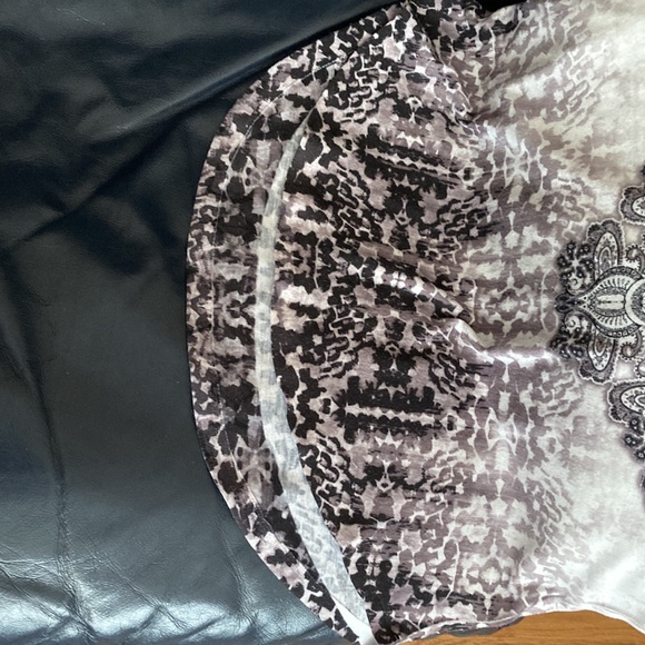 Women’s printed jeweled top - Picture 4 of 5